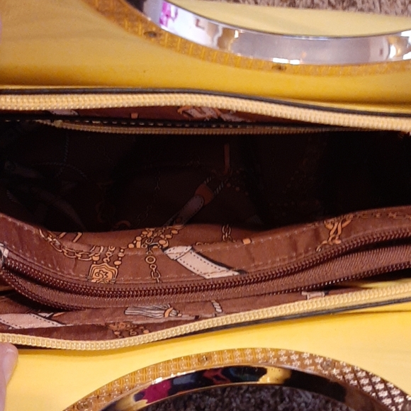 Fun yellow purse - Picture 5 of 5